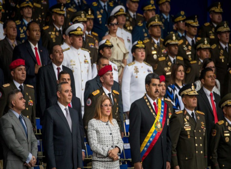 PCazador2021's tweet photo. No quiero cortar leña del árbol caído, año 2018 intento frustrado de Magnicidio contra el Pdte. @NicolasMaduro donde estaba ? Tareck El Aissami era el Vice Presidente de la República del momento ART 233 falta absoluta quien asumía el cargo a veces hay q ser mal pensado https://t.co/aijmcmC6Jp