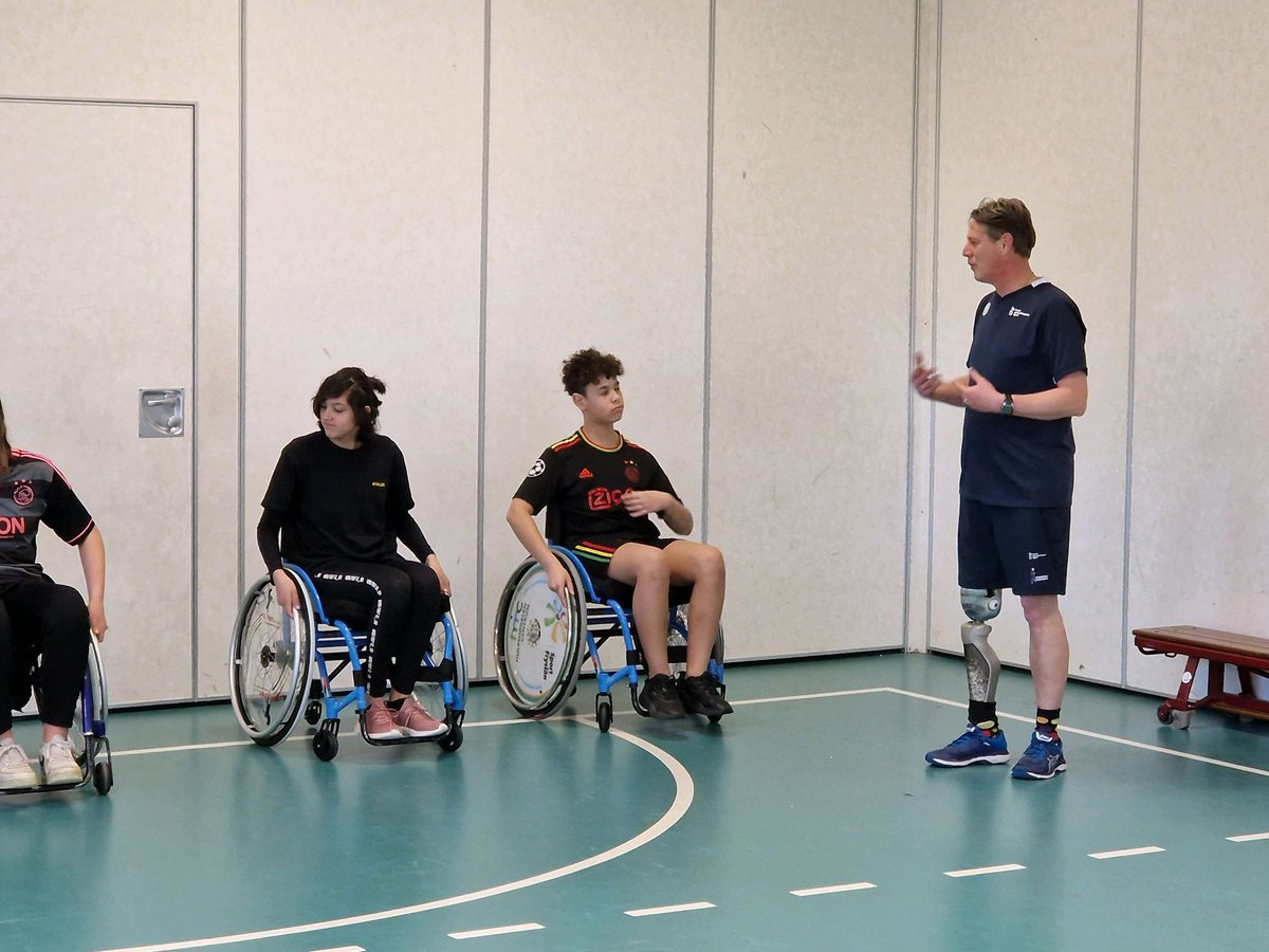Gisteren mocht ik een clinic <a href="/SchoolonWheels/">School on Wheels</a>  geven op #SBODeTriade te @Wolvega. Namens <a href="/SportFryslan/">Sport Fryslân</a>  en <a href="/fondsGsport/">Fonds Gehandicaptensport</a> kon ik de jeugd meenemen hoe het is om te sporten in een rolstoel. Mooie gelegenheid om de #collecteweek te promoten.  Doneren kan via: gehandicaptensport.digicollect.nl/sterkplaats-lf….