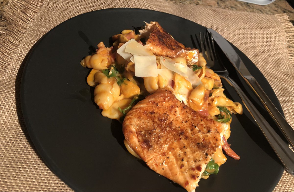 Creamy and Cheesy Conchiglie Pasta with oven roasted incredible salmon steak. Seasoned the salmon with olive oil, lemon juice, sea salt, paprika and mix of Italian herbs🥟🧀🌿