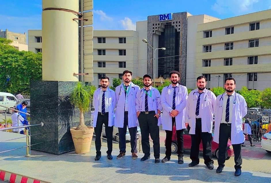 DrShamsUlArifin's tweet photo. ALHUMDDULLILLAH 🤗❤
Finally MBBS comes to an end
A journey which started on 1-11-2017 and end on 4-4-2023
Very emotionall 😭
its been 5 years roller coaster
#MBBS #RMI #PSHAWAR https://t.co/Z1mEia6Smr