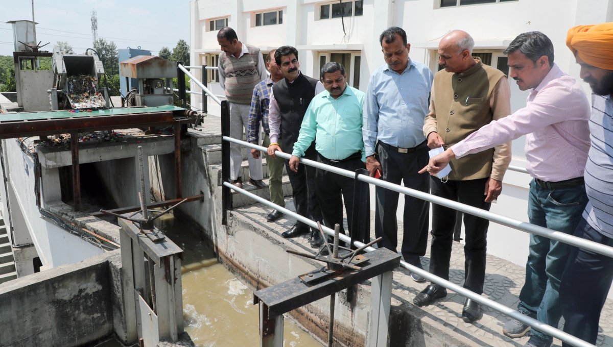 SwachhBharatGov's tweet photo. As a part of the #SwachhYatra, a team from Jammu and Kashmir visited the city of Chandigarh to adopt the best #SwachhPractices undertaken by the city. #Swachhotsav promotes sustainable #SwachhActivities to enhance the vision of #GarbageFreeCities. https://t.co/FFyMIgN3i8