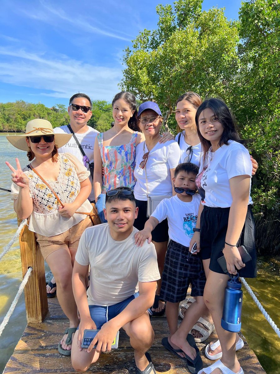 Buong pamilya talaga nila ang nakipag picture cute 😍

#KissesDelavin <a href="/KissesDelavin/">Kisses Delavin</a>