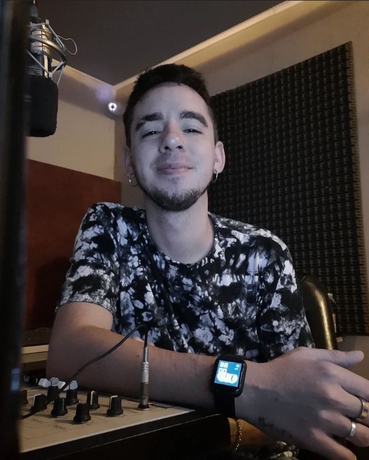 JoseCumba's tweet photo. Holiiiiiiisssss.. estoy en viví por @Genesis91_3 .. 

Podes escuchar on line por aquí https://t.co/9PfVJCYsor https://t.co/WUbYhFzTK4