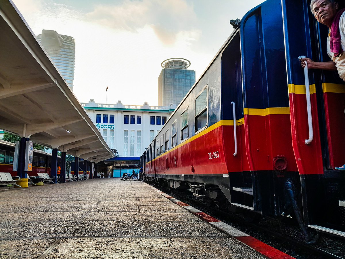 Time for trains.

#phnompenh 
#streetphotography 
#phonepic 
#lightroom