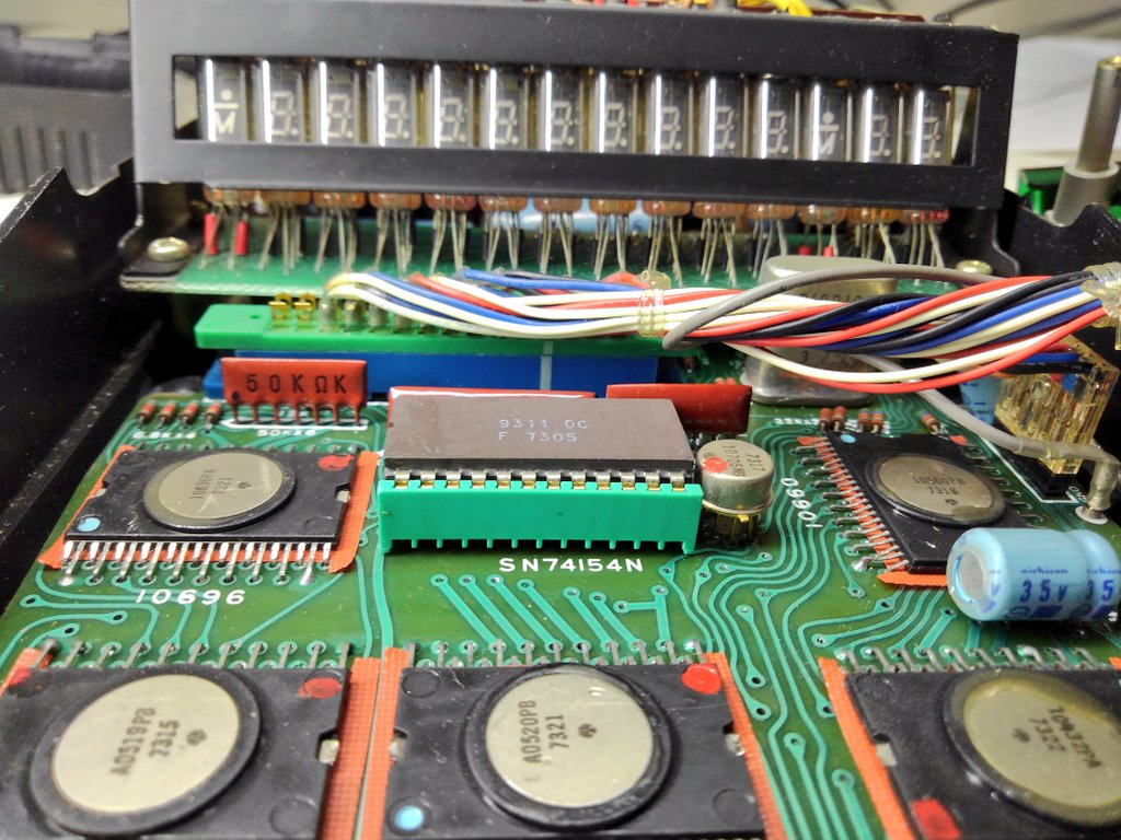 toshitada1973's tweet photo. ようやく電源コードが手に入ったので…PC-1001を起動、いけたぜー！　　そして中身、メカニカルー！　ありきたりな感想ですが、美しい！
#PC1001 https://t.co/vA0W87X5f2