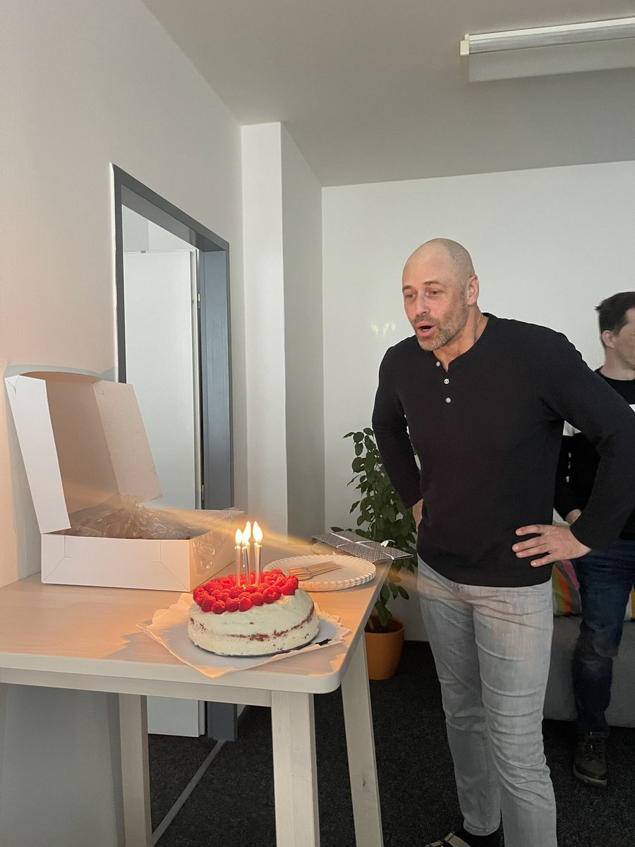 jchsoft's tweet image. Začátkem jara jsme ve firmě oslavili kulaté narozeniny našeho šéfa, přivítali nového člena týmu Tomáše a už se jen těšíme až vypneme topení a zapneme větráky… 

#zivotvefirme #nasekancelar #narozeniny #novyclen #jaro