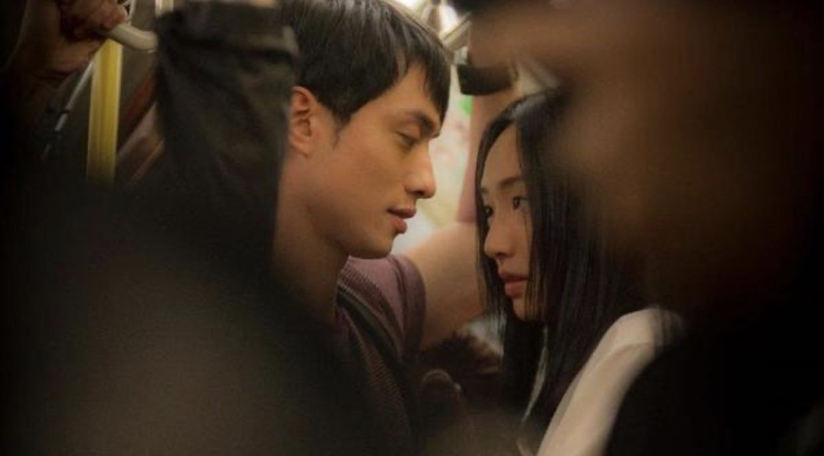 TarizSolis's tweet photo. Dari kisah seorang lelaki pengidap skizofrenia yg jatuh cinta pada perempuan yg cuma ada di imajinasinya, 'Beyond the Dream' hadir sebagai tontonan getir nan menyayat hati. Selain bicara mental health, ini cerita buat mereka yg terlalu takut mencintai &amp; merasa tak layak dicintai. https://t.co/uuRS2yiz2O