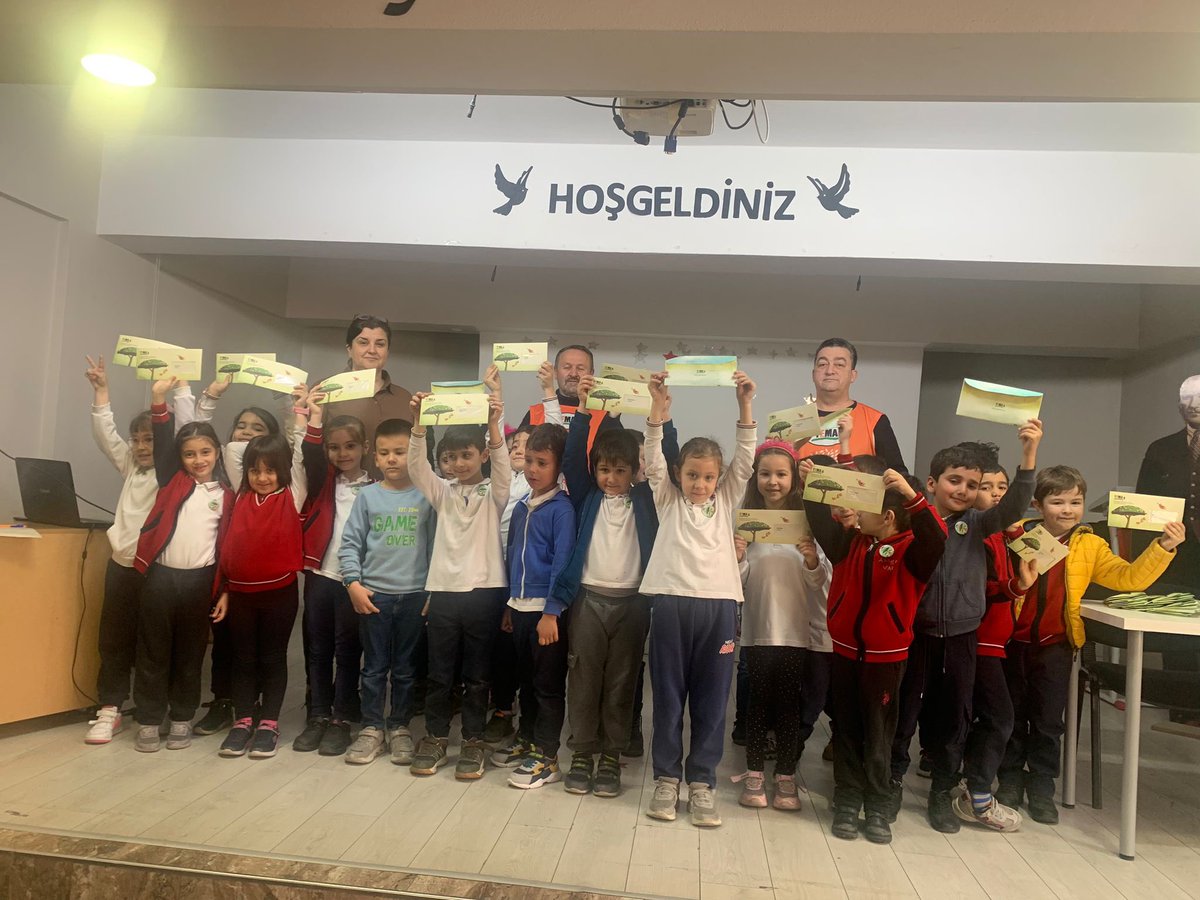 UIlkokulu's tweet photo. Okulumuzda TEMA katılım etkinliği düzenlenmiştir.Bugün 3/D, 1/C, 1/D, 1/E sınıfları da topluca tema gönüllüsü olup rozetlerini takmışlardır.Bu vesile ile TEMA sorumlusu Atilla ÖNCÜ’ ye, Öğretmenlerimiz Ahmet KIZIL, Suzan ERİŞTİ, Hülya KIZIL ve Emel ÖZCANLI’ya çok teşekkür ederiz. https://t.co/0O8URf4x65