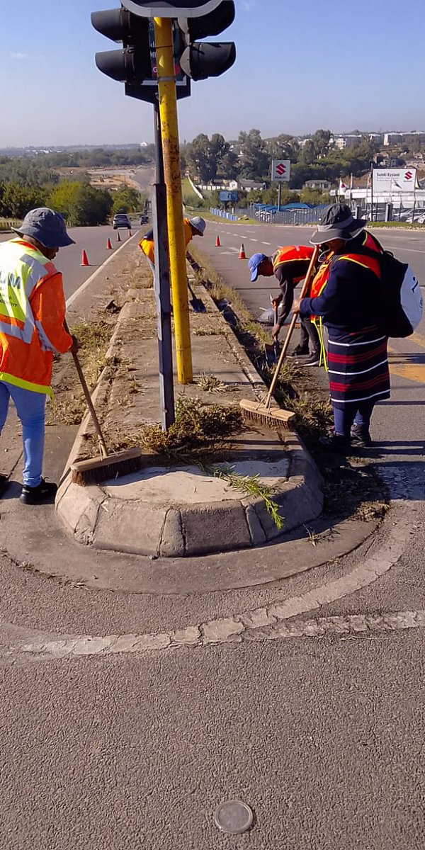 CRUMRegionA's tweet photo. The AFSU clearing an island at Woodmead Drive in ward 132. Halala team of choice👏🧡 @AbigailNdlovu16 @ThapeloAmad @txmendrew1 @TjebaneLekoko @MrsShuping @Loyiso_Masuku @CityofJoburgZA https://t.co/xsgEy7x1nY