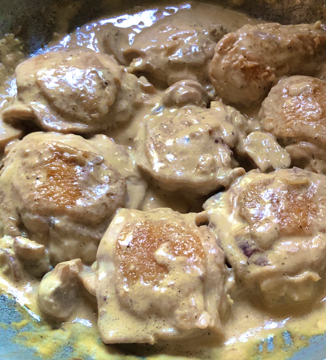 chaarrleenee's tweet photo. Creamy mushroom chicken thighs https://t.co/OT1NZo79EC