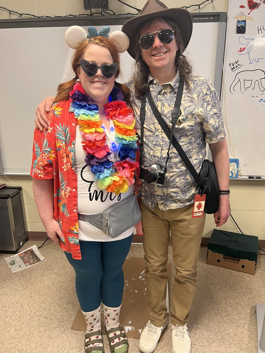 MmeCullen's tweet photo. Set to go for #spiritweek day 2 @HolySpiritHS @hsh_stuco - but a bummer that this tacky tourist has to put on a winter coat ❄️ https://t.co/gZe4qddmBM