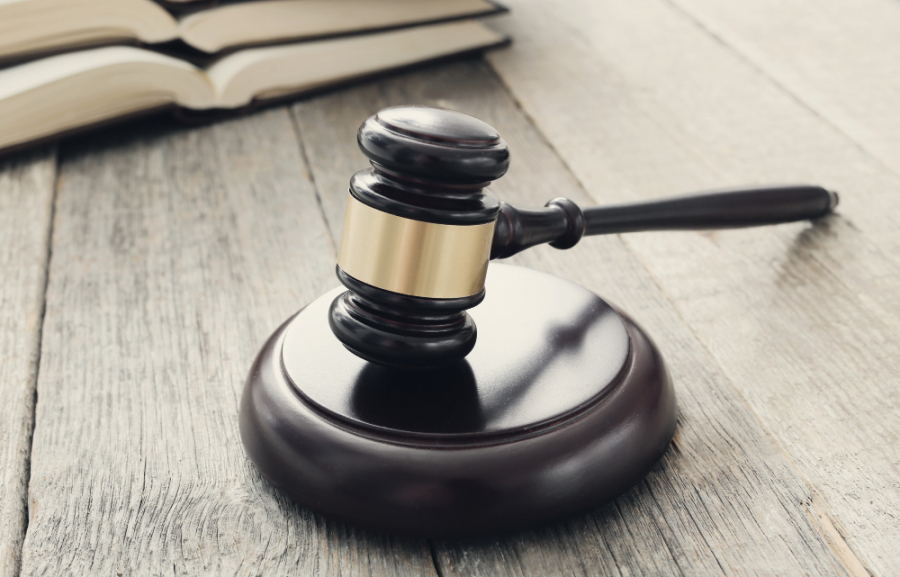 Condenados en sentencia firme un protésico y una higienista por un delito de intrusismo en Sevilla. La sentencia considera probado que ambos realizaron funciones propias de la profesión de dentista sin tener la titulación requerida para ello.

👉🏻 consejodentistas.es/item/2203-cond…