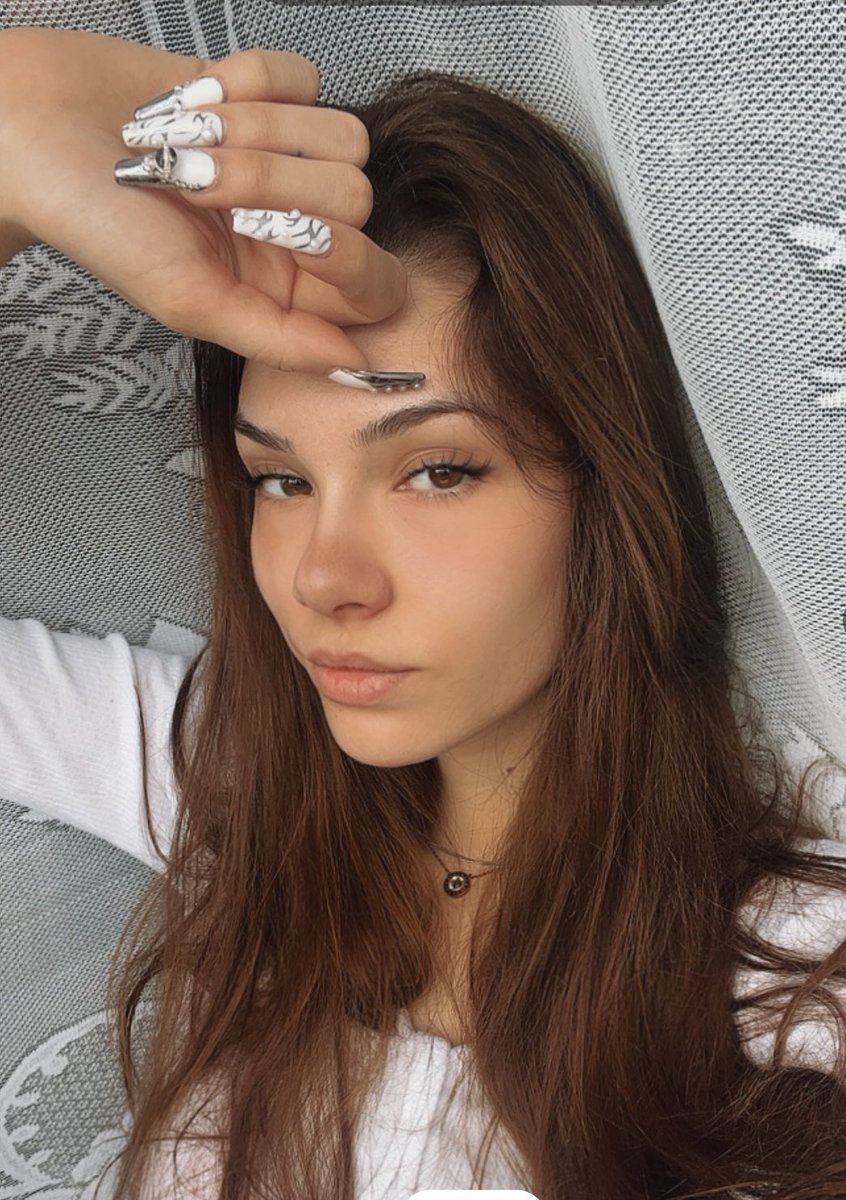 brezen 22 vs brezen 23

vubec jsem se nezmenila a je mi emocne mozna jeste hur nez mi bylo:Dd