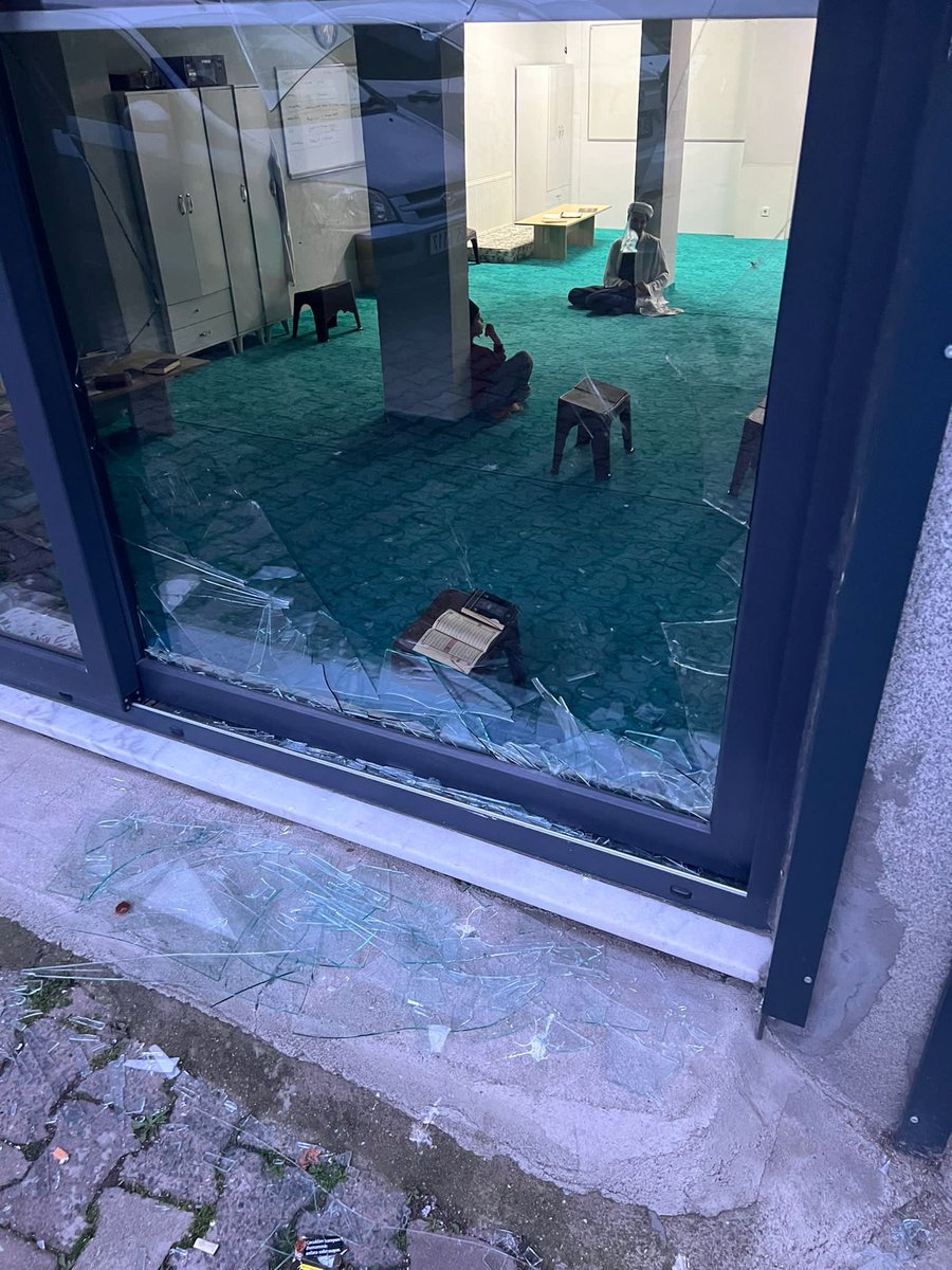 ErdemOzveren571's tweet photo. Kadıköy'de Klise Duvarına Çıkıp,
Müzik Açıp Oynayan 3 Kişinin
Her Biri için 1 Er Yıl Hapis,

Yine Kadıköy'de Diyanet'e Ait
Resmi Kursa Saldırı Yapanlar ise 
Serbest

Sözde Her Dine Eşit Mesafede Duran
"Laik Kanunlar" !.. https://t.co/2EtCSv0BEU