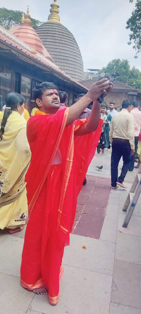 iam_sakenaresh's tweet photo. అస్సాం రాష్ట్రం లోని గౌహతి లో ఉన్న మహిమాన్వితమైన శక్తి పీఠం "శ్రీ కామాఖ్యా దేవి ఆలయం" లో అమ్మవారిని దర్శించుకున్న న్యాయవాది, బిసి రిజర్వేషన్ పరిరక్షణ సమితి జాతీయ అధ్యక్షులు సాకేనరేష్ గారు.

#SakeNaresh
#Assam
#Gauwahati https://t.co/b537G5V4dQ