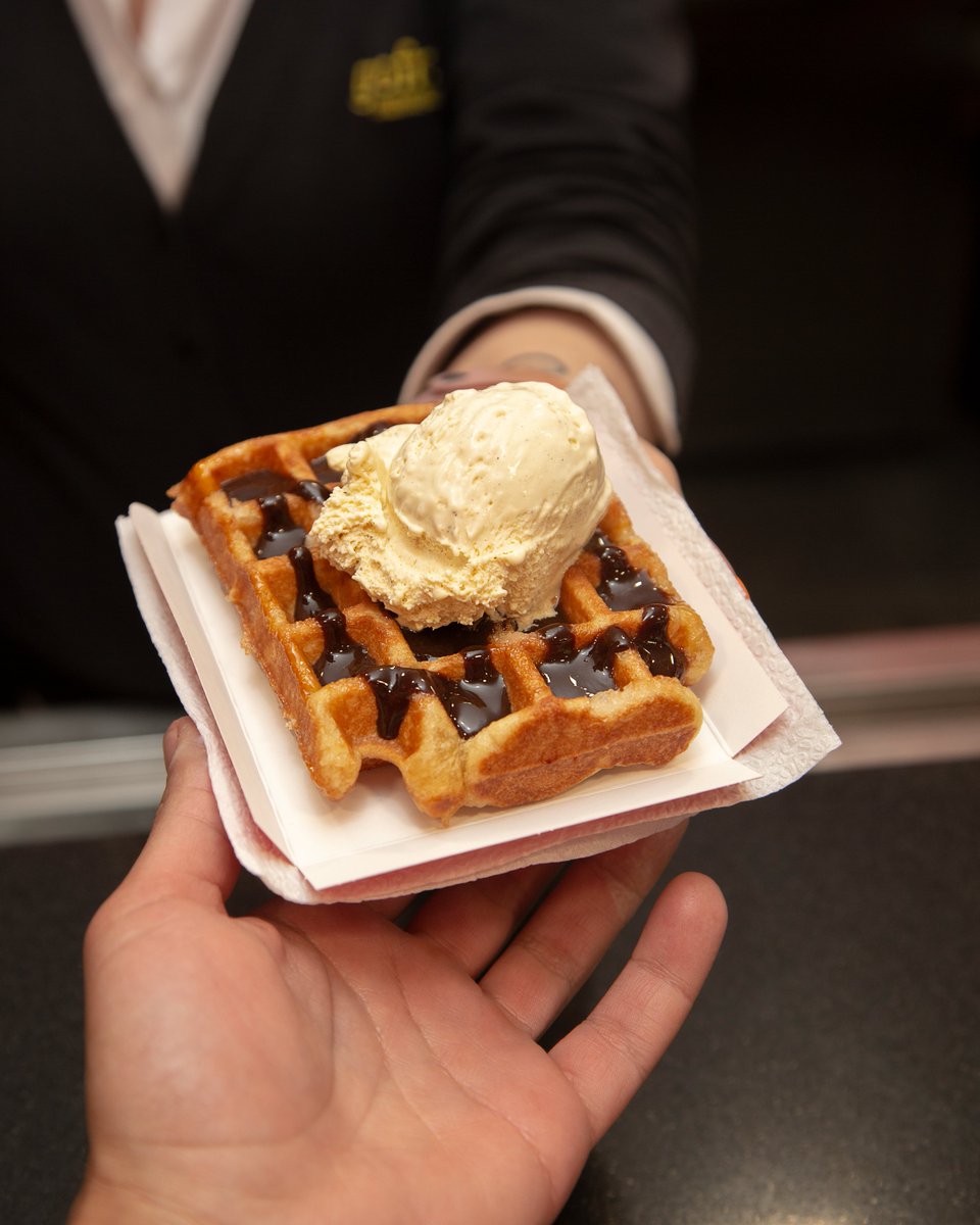 Cuando tienes hambre de dulce… ¿qué te pide el cuerpo?
Imagina un delicioso gofre con helado y chocolate...
Con los gofres Manneken-Pis siempre tendrás a mano ese momento dulce del día.
#GofresMannekenPis #Benidorm #gofre #crepes #chocolate #momentosdulces