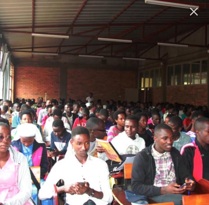 Gitega's tweet photo. Remise samedi le 1/3/2023 ,des certificats aux 240 étudiants de l' @UPGBurundi qui ont suivi une formation sur l'employabilité et l'entrepreneuriat
au #Burundi organisé par ladite Université en collaboration avec le #CEDECA et  le Cabinet international français #EURHASI. https://t.co/zjeWVEzGKC