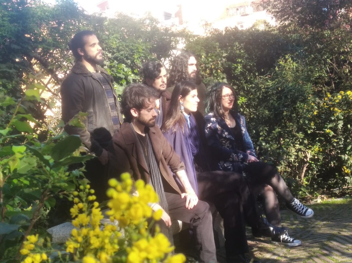 vaelfolk's tweet photo. 🌻Fotos nuevas!🌻

Este domingo estuvimos en los Jardines del Príncipe haciéndonos una sesión de fotos con la estupenda  @/Kikathous (podéis encontrarla en Instagram). Nos lo pasamos genial! Os dejamos el making of 😊 Pronto más noticias musicales! https://t.co/j0xdDTWga0