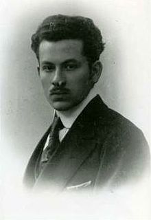 Otto Renois, Poppelsdorf, Jg. 1892

Der im heutigen Polen geborene Modellschreiner Otto Renois zog 1919 nach Bonn, wo er 1922 seine Partnerin Magarethe Schlimbach heiratete. Die dreiköpfige Familie lebte bis Renois' Tod in Poppelsdorf.