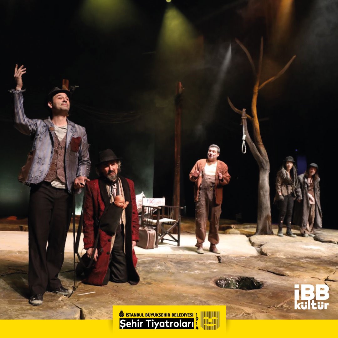 🤩 #YeniOyun başlıyor! 🎭 

İstanbul Klasiklerle Buluşuyor sezonumuzda, klasikleşen bir başka oyunu seyircimizle buluşturuyoruz: “Godot Geldi”