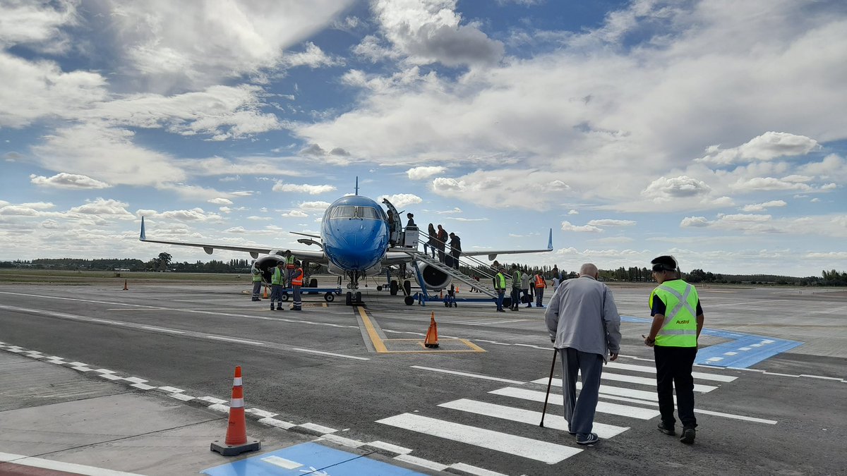 _ATEGA_'s tweet photo. ‼️El Aeropuerto de San Rafael en Mendoza comenzó nuevamente a operar después de las obras en pista, plataforma y calle de rodaje‼️
🚜🚧🏗️
#argentina🇦🇷 #mendoza #sanrafael #aeropuertos #aviacion #viajar #volar #transporteaereo #atega #turismo #gestionaeroportuaria 🛫✈️ https://t.co/bhP8dgN2Zp