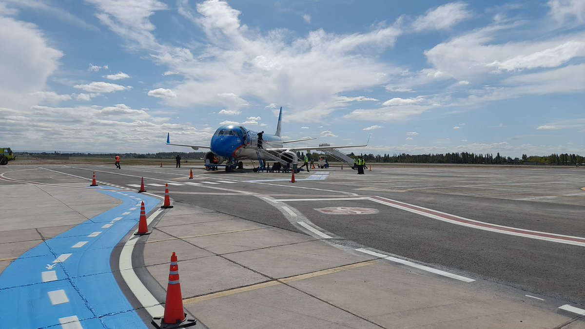 _ATEGA_'s tweet photo. ‼️El Aeropuerto de San Rafael en Mendoza comenzó nuevamente a operar después de las obras en pista, plataforma y calle de rodaje‼️
🚜🚧🏗️
#argentina🇦🇷 #mendoza #sanrafael #aeropuertos #aviacion #viajar #volar #transporteaereo #atega #turismo #gestionaeroportuaria 🛫✈️ https://t.co/bhP8dgN2Zp