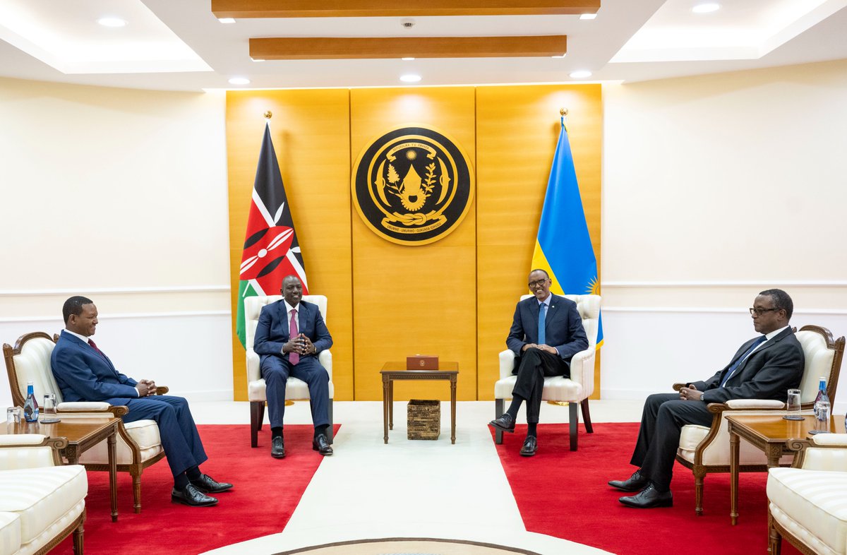 President William Ruto began his two-day State Visit at Urugwiro Village where he was received by President Kagame. The two Heads of State are now holding a tête-à-tête meeting before joining their delegations for a bilateral discussion on areas of mutual interest.