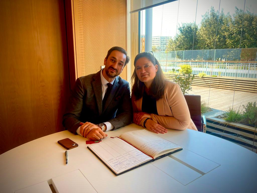 Nous sommes officiellement candidats au #Batonnat2024 <a href="/Avocats_Paris/">Avocats de Paris</a>, pour vous être utiles !

Une nouvelle étape dans notre parcours engagé au service de nos consœurs et confrères.

Retrouvez tous nos engagements sur notre site : vousetreutiles2024.fr

#batonnat #avocats