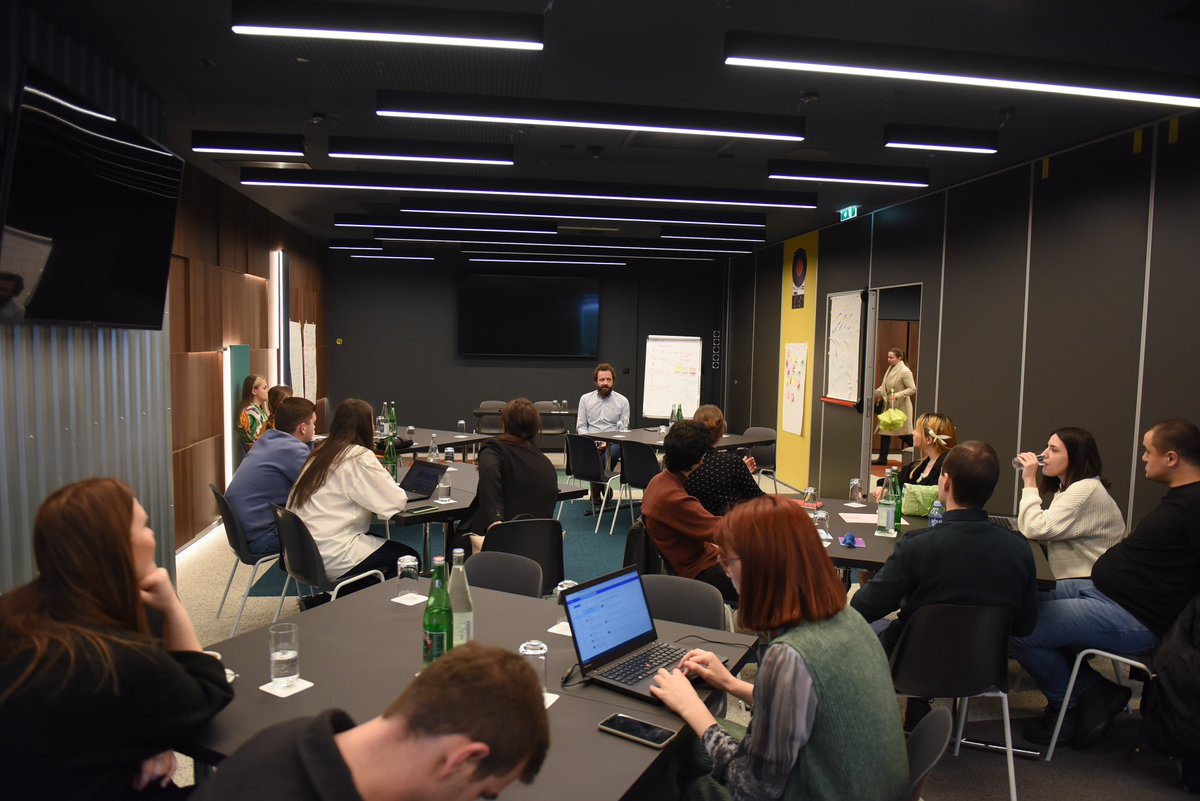 bezbednost_org's tweet photo. Spring Academy Day 3:

This morning, our participants talked about the role of narrative in conflict with @idroseferi, a Peć-born journalist based in Belgrade. https://t.co/DuvoMIfc1N