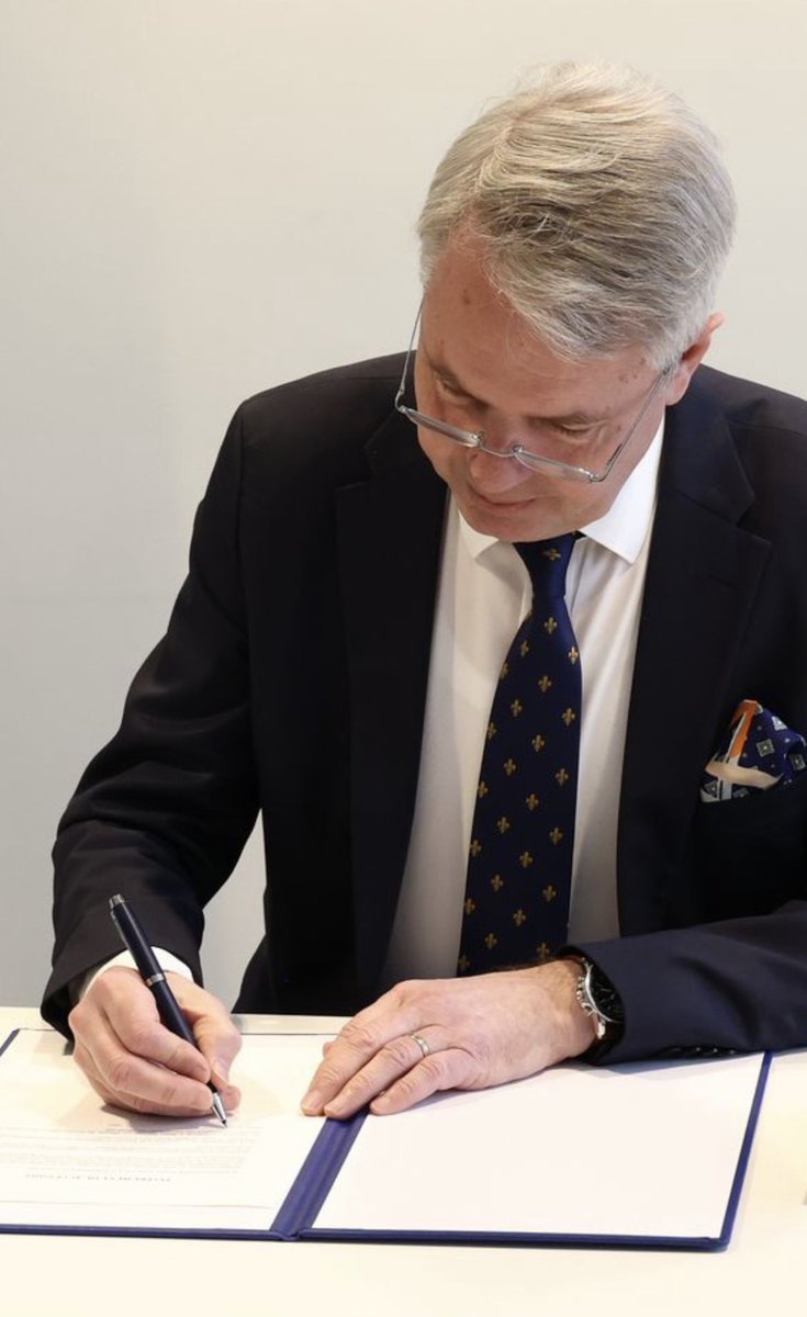 Alkuperäisen #natokynä’n entisenä omistajana ilahduin nähdessäni, että Pekka <a href="/Haavisto/">Pekka Haavisto</a>’lla oli asiallinen allekirjoituskynä tänä historiallisena päivänä. Onnea Suomi, onnea Nato!