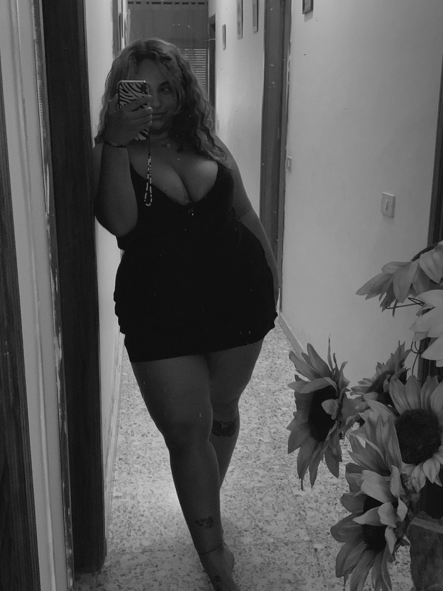 xxavicore's tweet image. Es q es precioso el vestido