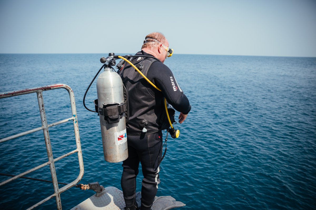 logoshope's tweet image. Hull Inspection⚓🚢
From time to time a team of divers🤿 from the crew go underwater to inspect the exterior of the ship. The team checks to see if there are any obstruction&apos;s like sea weed or barnacles to essential equipment like propellers or stabilizers.
