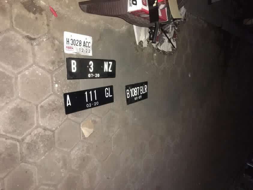 Kost jakbar cuma sisa Plat Palsu doang yah <a href="/KPK_RI/">KPK</a> 

Main ke solo coba, mobil pemberian Koruptor (Hardtop) posisinya di Solo berikut barang2 yg di-JakBar.

Semuanya sudah di angkut ke solo.
Klo bingung solonya dimana, bilang yah…
Udah itu aja.