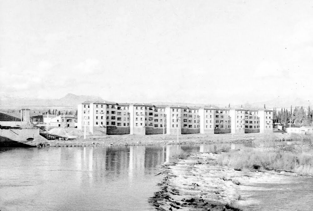 A la vera del río y del Camino.

Las casas de San Antonio señalaban al peregrino la entrada a Logroño y ofrecían morada a familias trabajadoras por 200 pesetas de renta. La piqueta acabó con ellas en 2005.

Artículo de Bruno Escalona.

eldiadelarioja.es/noticia/Z8CB2D…