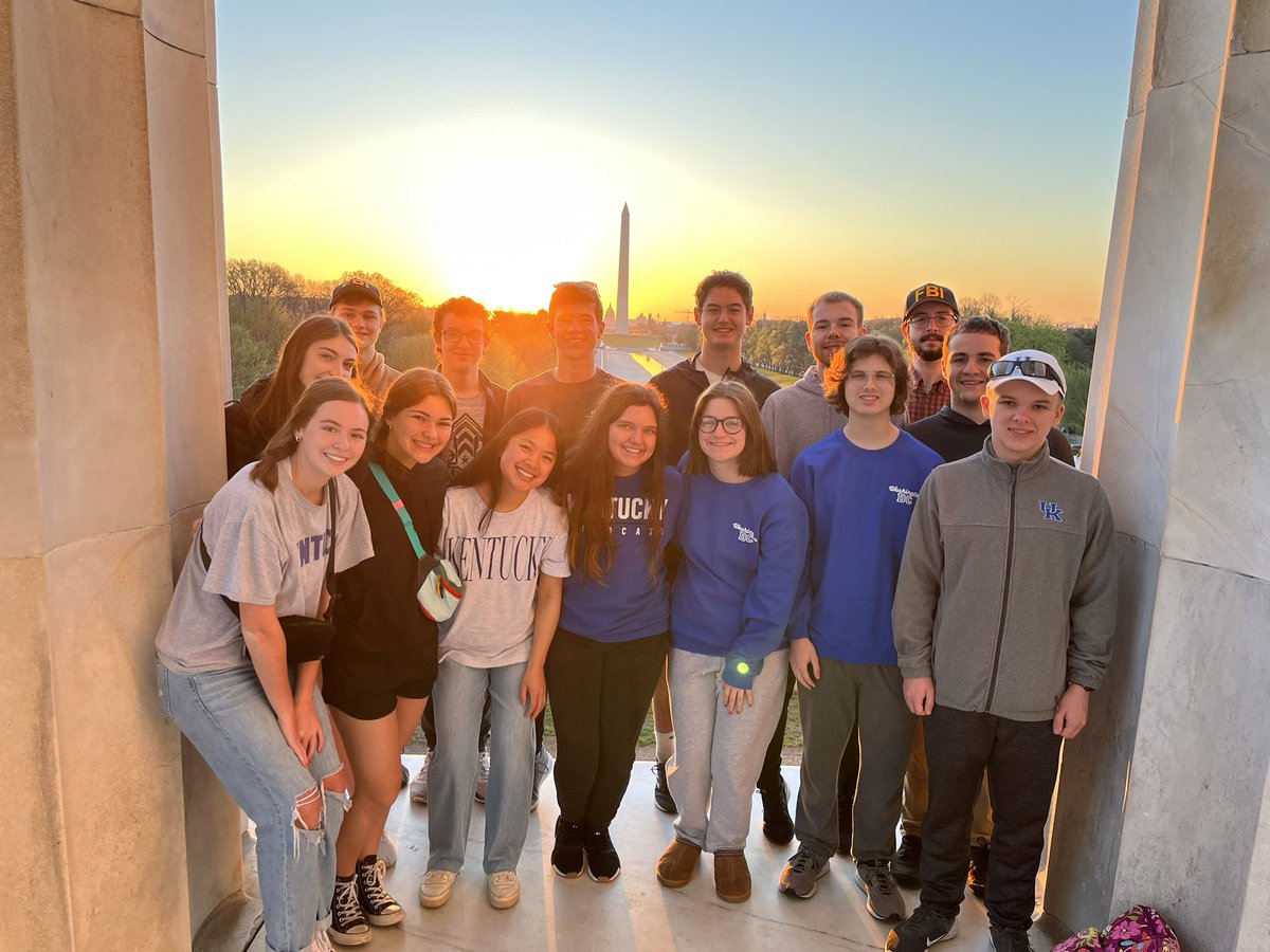 MrMurphyBCHS's tweet photo. Senior Sunrise, DC edition. #BCinDC https://t.co/jNXoIF9R1y