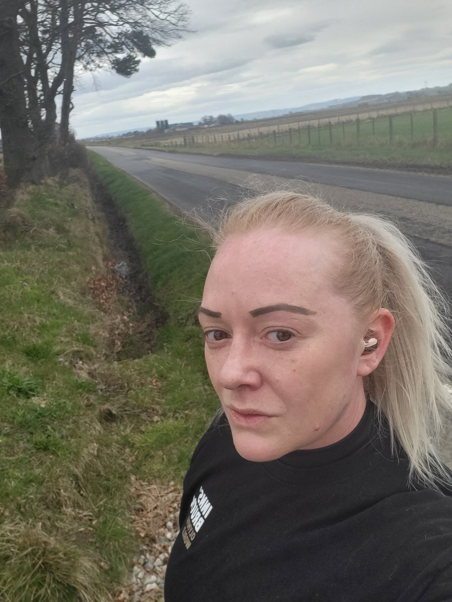 Ronamairead's tweet photo. So i decided to get out. And this time, it was a run. 6.45km. Even surprised myself here definitely out of practice. 
The joys of living on a farm is you have about 1.5km of nothing but fields. Love the quiet life. 
#letsgetmoving #getfitnotfat #countrygirl #countryliving #run https://t.co/wGi27liQl3