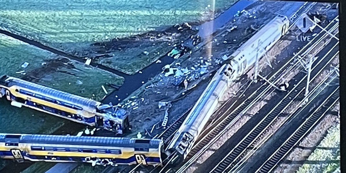 Visitando esta semana en Holanda, Desde La Haya a 15 minutos a Leiden a las 3.30 am un accidente de 2 trenes y un Carrillo de transporte de construcción provocó el accidente, una persona murió y 19 personas heridas. Horrible, esto casi nunca pasa en Holanda. Nuestra condolencias