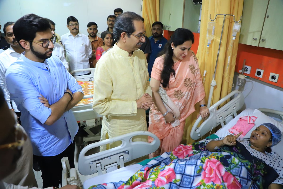 AUThackeray's tweet photo. काल युवतीसेनेच्या कार्यकर्त्या रोशनी शिंदे जी यांना मिंधे गटाच्या कार्यकर्त्यांनी मारहाण केली. आज पक्षप्रमुख श्री. उद्धवसाहेब ठाकरे, आई सौ. रश्मी ठाकरे यांच्यासमवेत ठाणे येथील रुग्णालयात जाऊन त्यांच्या प्रकृतीची विचारपूस केली. https://t.co/sYZNcR9qOn