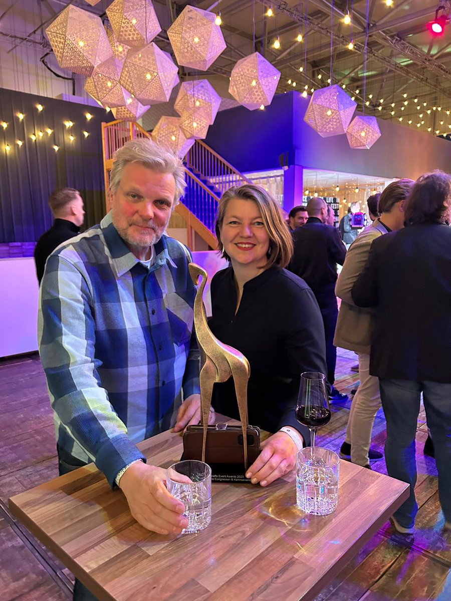 Hoera, we hebben een @GoudenGiraffe gewonnen! @metaknol De Gouden Giraffes zijn de Oscars van de Nederlandse eventbranche. We wonnen in de categorie: Congressen en kennisevents in samenwerking met @XsagaNu