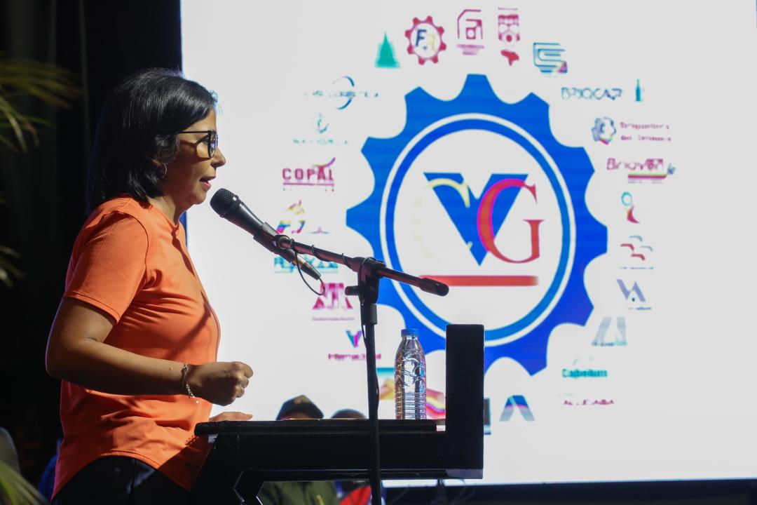 CVG_Oficial's tweet photo. #LoDijo|| La Vicepresidenta @delcyrodriguezv en el auditorio de  SIDOR: "Todo va de la mano de ustedes, así como el Gurí estuvo hace 4 años en las manos de ustedes, el desarrollo nacional está en las manos de la clase Trabajadora"
#SomosCVG 
#SemanaMayorEnAmor https://t.co/z2eF03XRMJ