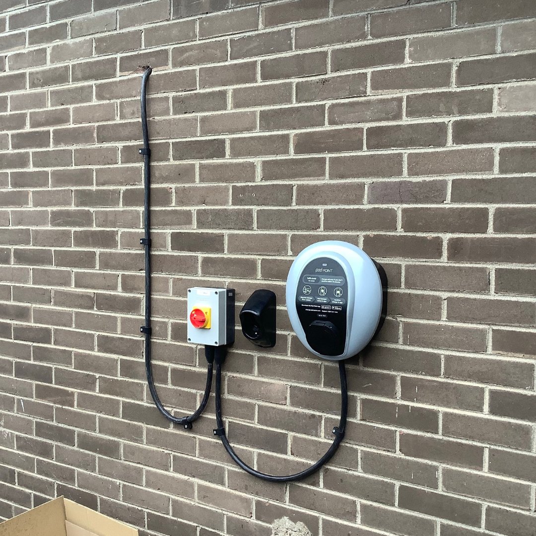 powered_by_pod's tweet photo. Did you know… @WelshAmbulance are not only dedicated to saving lives, but also the planet. 🌎
🚑 We’ve installed 61 charging bays at 46 of their sites + calculated savings of a whopping 21,936kg of CO2 so far! 🤯
Learn about #WorkplaceCharging: https://t.co/iOiD5UUOGr https://t.co/PZEazyAbz3