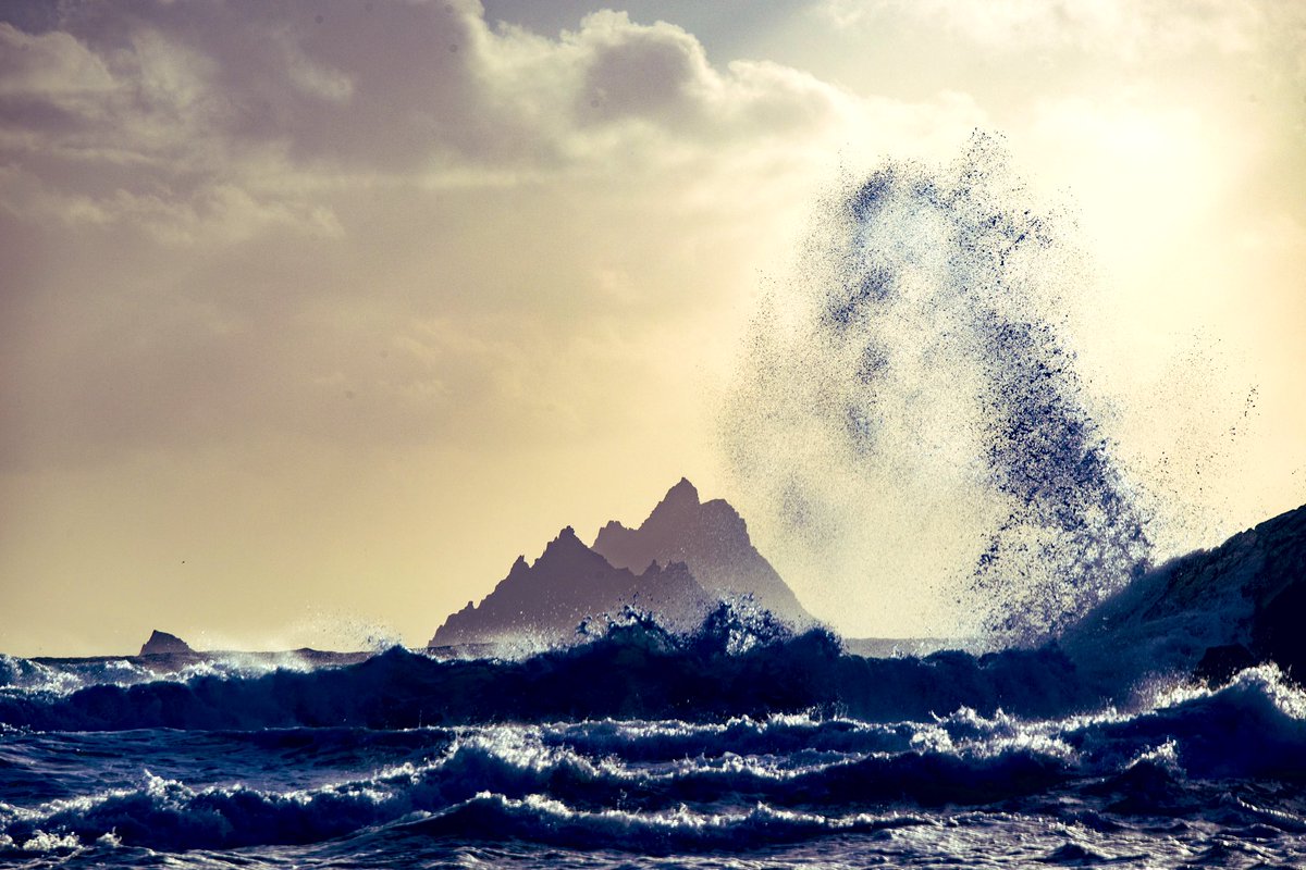 patsylynch's tweet image. Stormy waters; St Finian’s Bay. The Skellig in the distance.#YesDiscoverIreland @wildatlanticway @WAWHour #RTEWeather @SkelligSix18