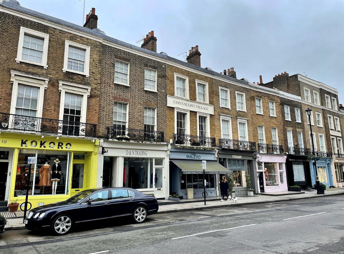 Leave the usual rush of London behind and take a stroll through Connaught Village’s picturesque streets. 
Whether you’re looking for somewhere to stop off to
catch up with friends and family or somewhere to shop independent designers, this is the place for you 💙#ConnaughtVillage
