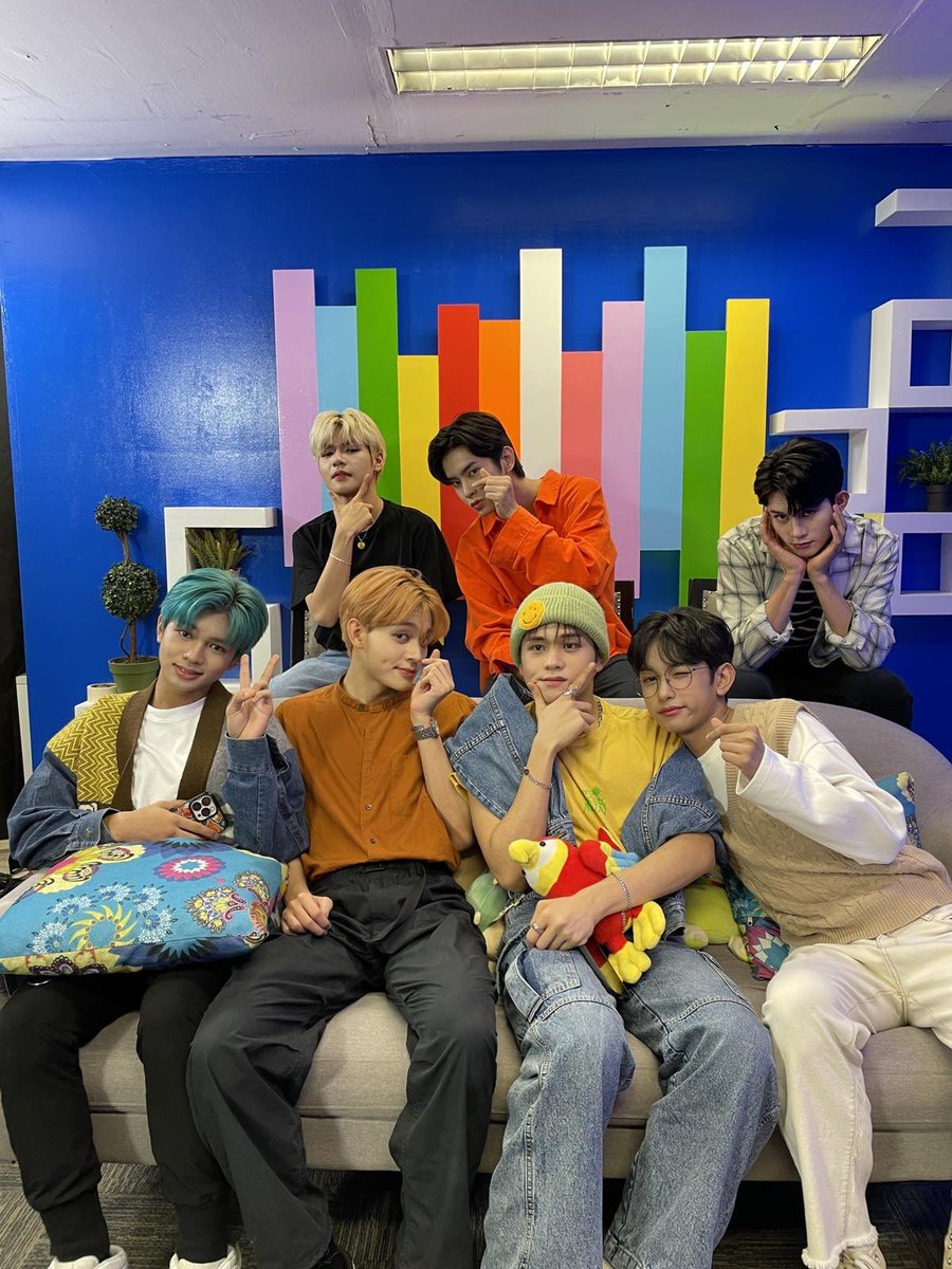 HORI7ONofficial's tweet photo. Hey! Go to @hori7onofficial instagram account now and wait for us to go LIVE there tonight! #HORI7ONFirstFanMeeting 💕 https://t.co/cz3A1agtWd