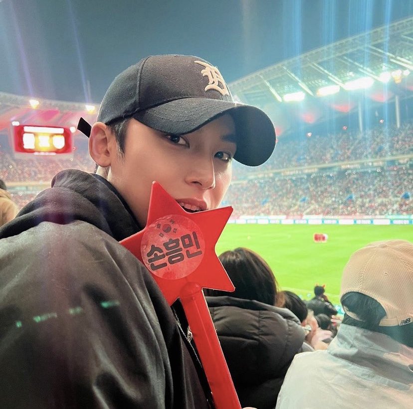 ilovesgyu's tweet photo. [ HELP RT &amp; LIKE ] 
🔔 MINGYU BDAY GIVEAWAY 💓✨

💓 prizes : 
• 1 acrylic 2 frame cahol
• 2 bag charm for 2 winner
• Saldo for 2 winner

💕 Rules :
• Rt &amp; like this tweet
• Follow https://t.co/cMhIfTL31x
• Rep dengan doa/ucapan ulang tahun untuk mingyu 💘

end : 6 april https://t.co/rvPkc9zTP6