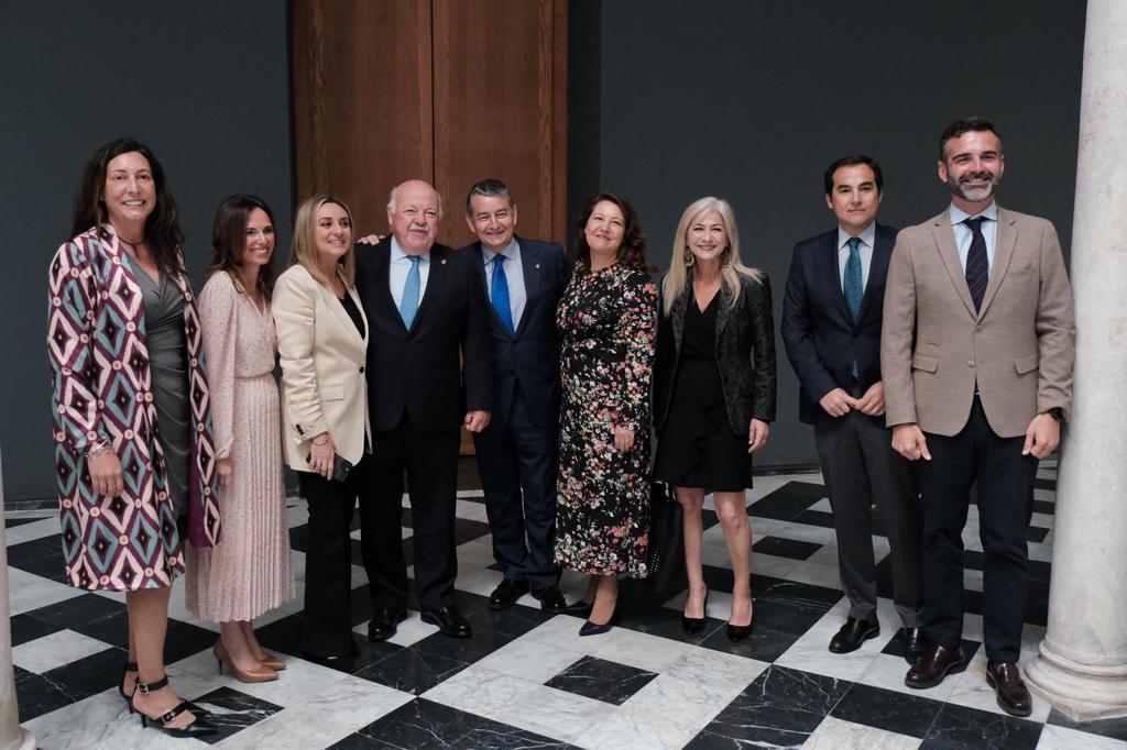 Mi querida <a href="/Rocio_DiazJ/">Rocío Díaz Jiménez</a>, ¡enhorabuena, consejera de <a href="/FomentoAND/">Consejería de Fomento de la Junta de Andalucía</a>! Conocedora de tu talento y tu capacidad de trabajo, estoy convencida de que harás un excepcional trabajo al servicio de los andaluces.