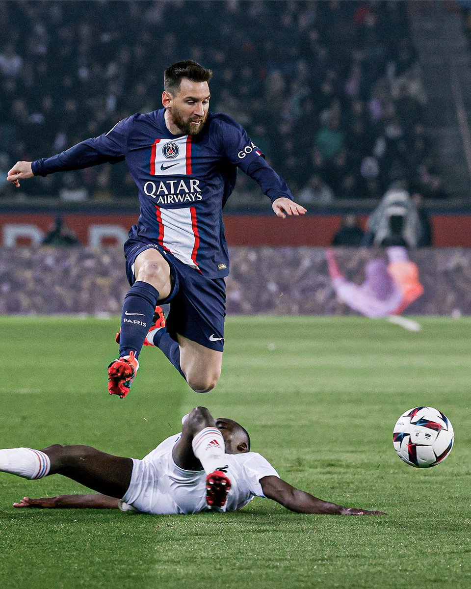 ⚡️ Los futbolistas con MÁS GAMBETAS EXITOSAS en las 5 Ligas Top de Europa:

🏴󠁧󠁢󠁥󠁮󠁧󠁿 Gabriel Martinelli - 48
🇮🇹 Rafael Leão - 51
🇩🇪 Jude Bellingham - 67
🇪🇸 Vinícius Júnior - 78
🇫🇷 LIONEL MESSI - 83

Todos Sub-23, salvo el que no es humano.

El pibe de 35 años se reseteó. 🛸