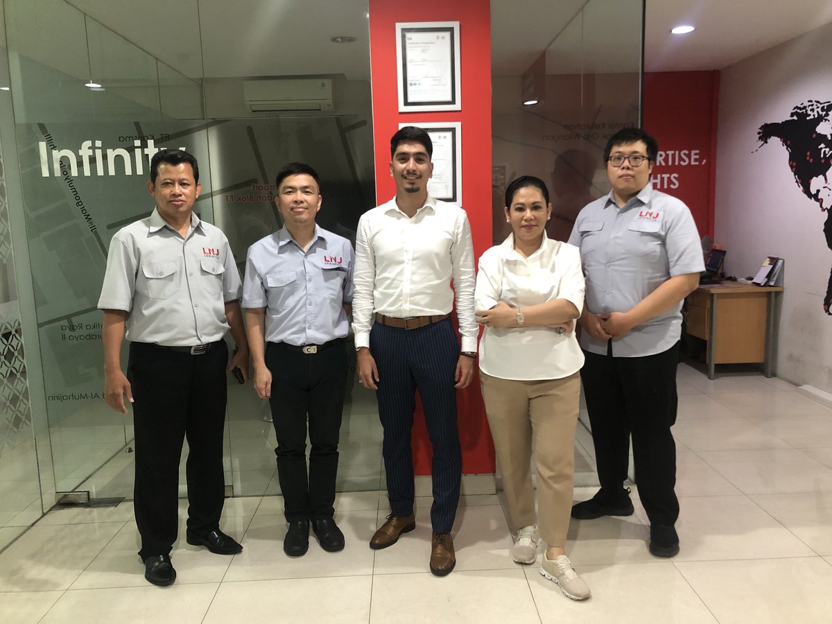 ShippeoFRA's tweet photo. Happy to share some insights from our first meeting with #LNJLogistics. Our own Idriss Bedaie, Operations Manager, met up with LNJ's team to strengthen our relationship, present our #OceanSolution, and get a feel for Indonesia's #RTTV trends amongst others. #SupplyChainVisibility https://t.co/JjOIEbAFQA