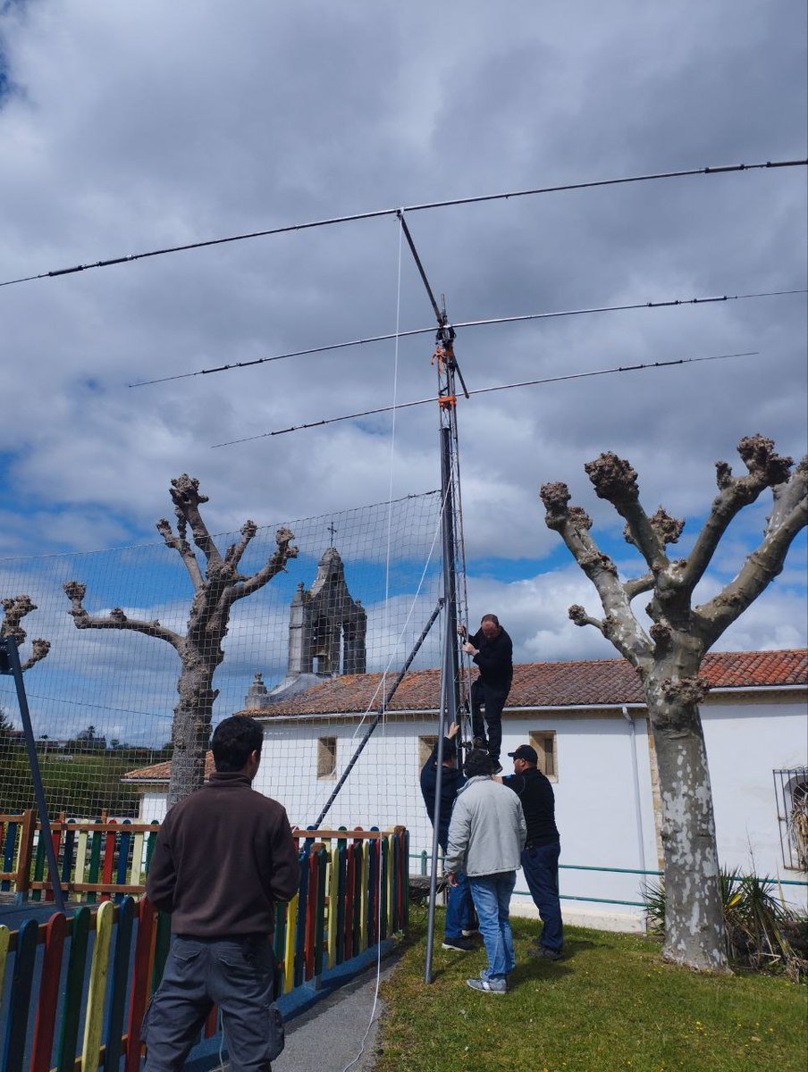 EA1UVR's tweet photo. Este fin de semana hemos estado presentes en el contest #EARTTY de @ure_es. Dos puestos activos las 24h del concurso, gracias a 10 socios de @EA1UVR y @EA1RCG.
Una fantástica experiencia donde no hemos dejado de aprender y de reírnos.
¡Gracias a todos los que nos visitasteis! https://t.co/07HPg3kgu4