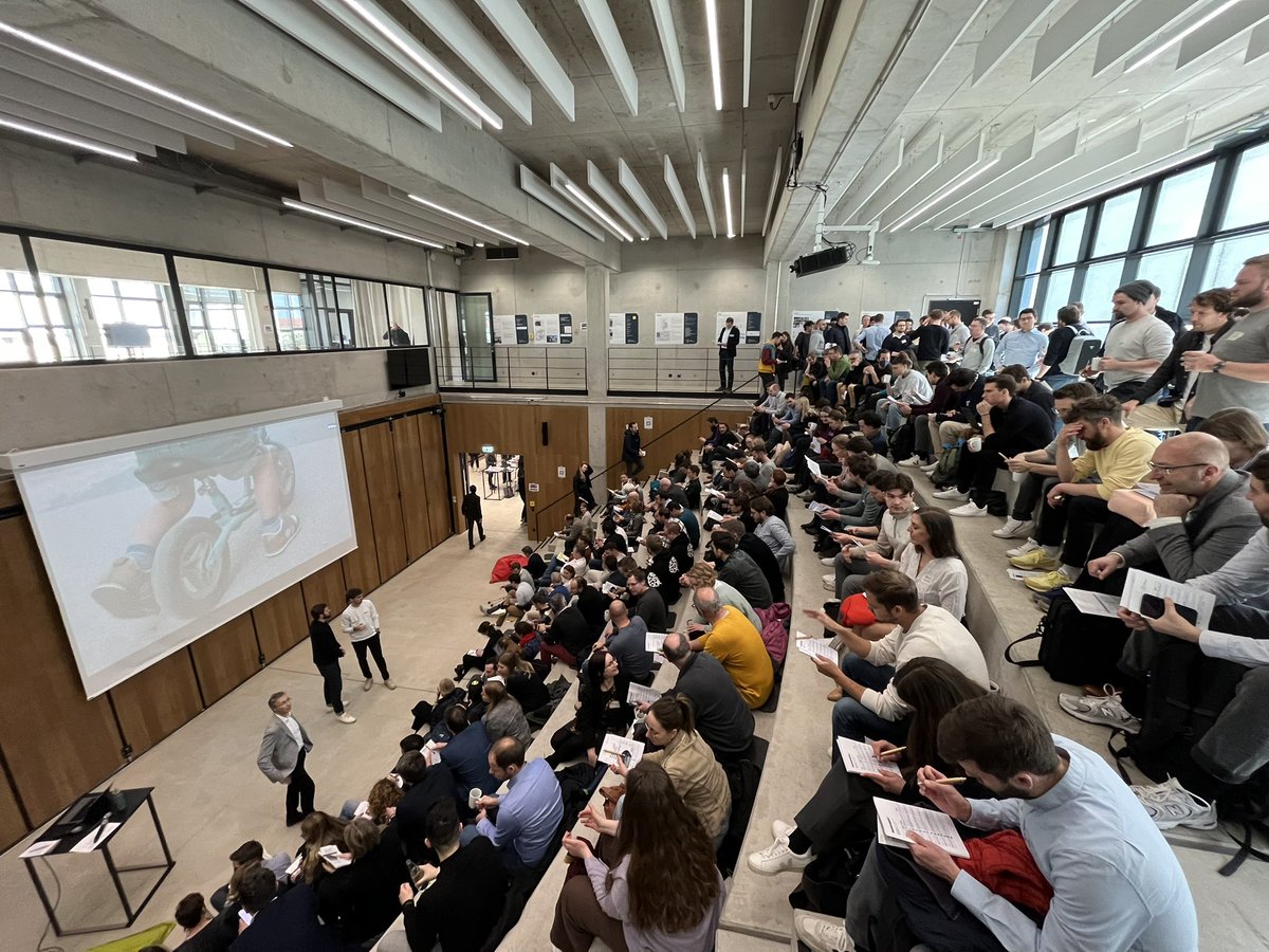 ScotellaroLuca's tweet photo. Full house beim Future Mobility Camp von @MCubeMUC
Wie sieht die Zukunft unserer Mobilität aus? Und welche Themen sind dabei wichtig?
Ziel heute die neuen Themen für die nächste Förderphase der #Clusters4Future Förderung der Bundesregierung vorzubereiten.
#FutureMobilityCamp https://t.co/Jb3kYJQNgo